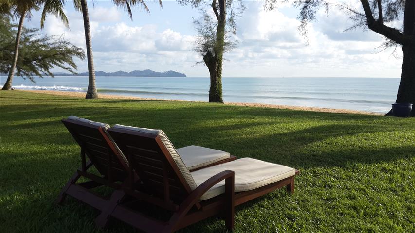 Pemandangan pantai Cherating yang cantik dengan pasir putih dan air laut membiru sebagai destinasi pelancongan.