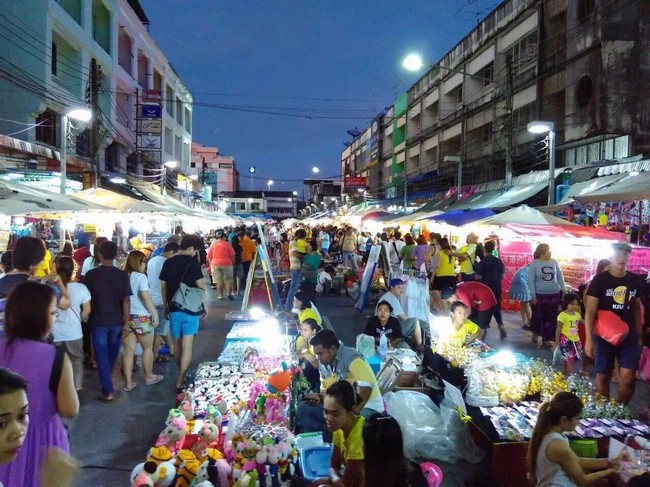 Suasana meriah Pasar Malam Krabi dengan gerai makanan