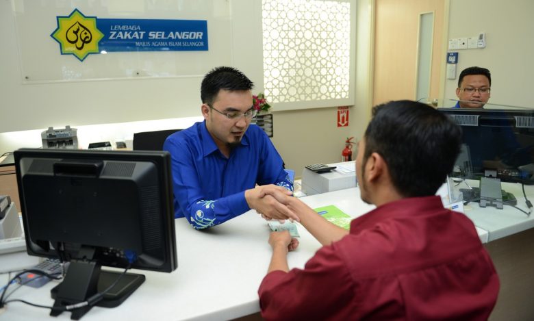Gambar beras dalam bekas sebagai contoh makanan ruji untuk cara kira fidyah