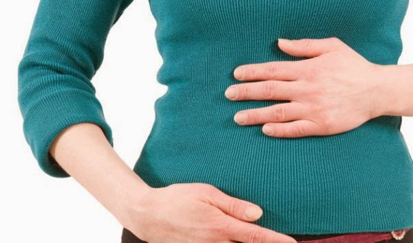 Wanita memegang perut sebagai tanda penghadaman yang baik