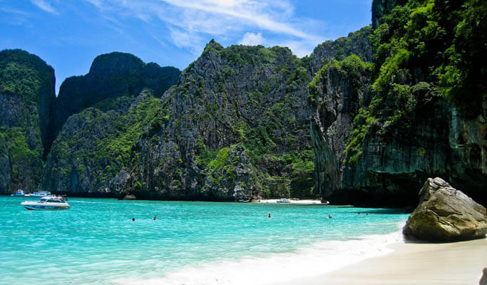 Pulau Phi Phi dengan air laut hijau jernih