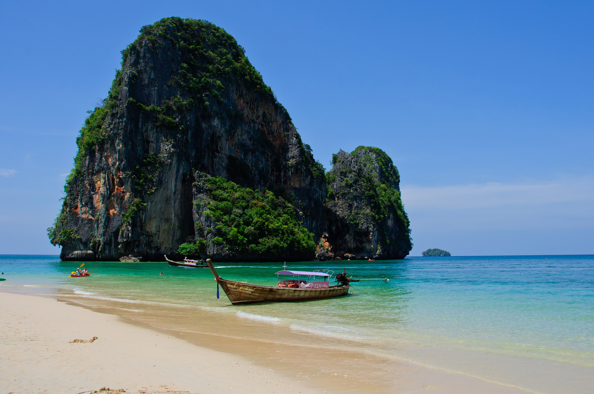 Pantai Phra Nang dengan gua dan tebing batu kapur