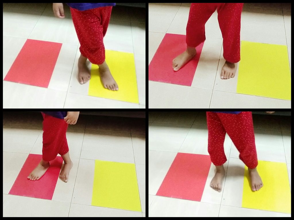 Kanak-kanak melangkah di atas kertas di lantai.