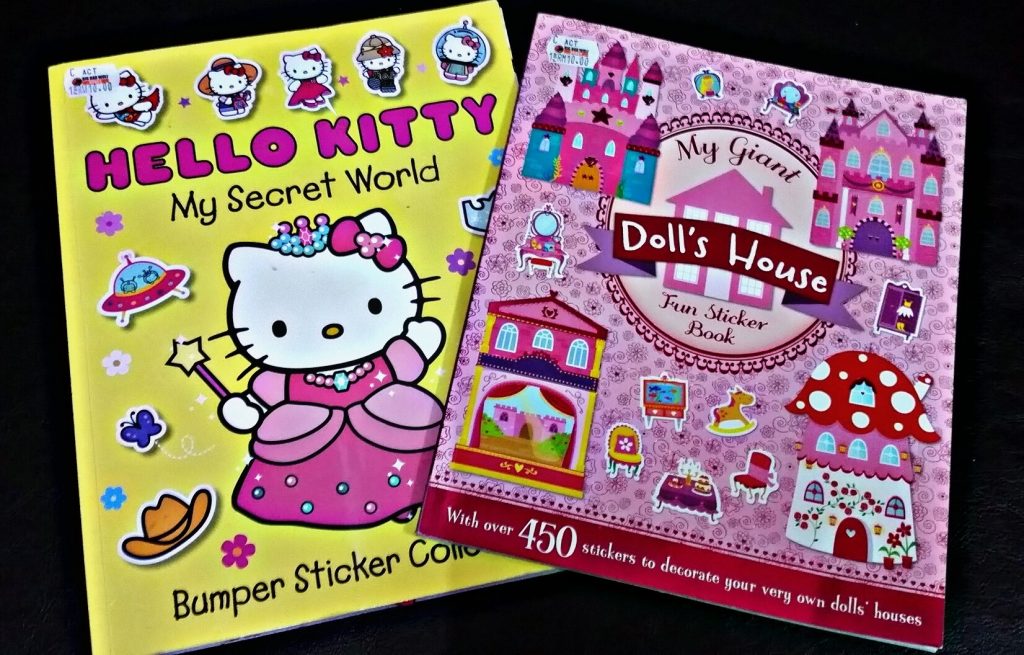 Bahan-bahan seperti kadbod dan kertas warna untuk buat doll house