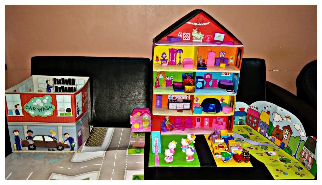 View penuh doll house kadbod dengan semua ruang