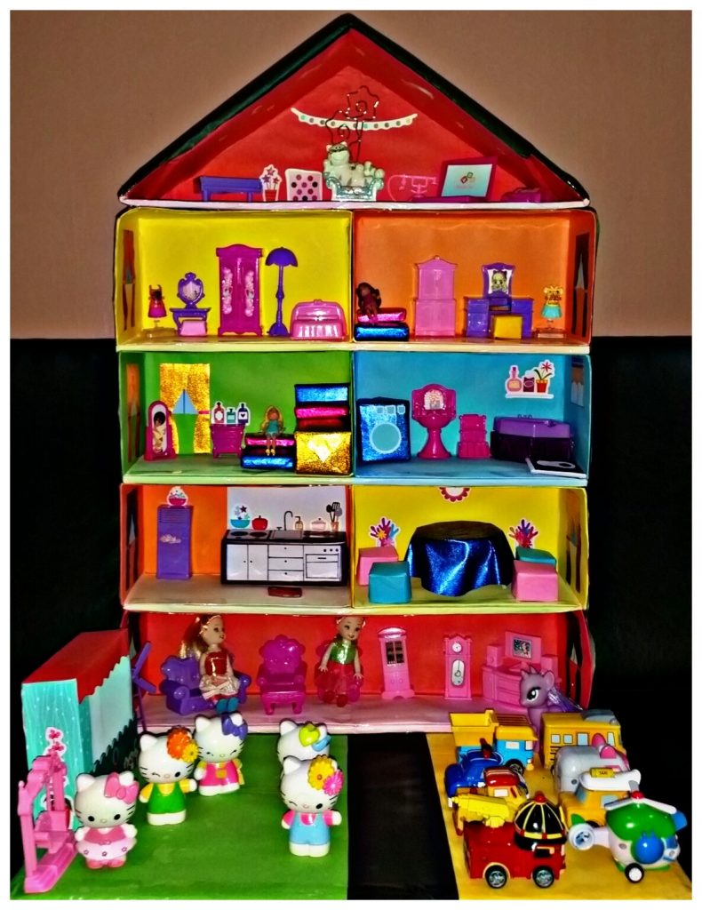 Bahagian luar doll house yang siap dihias