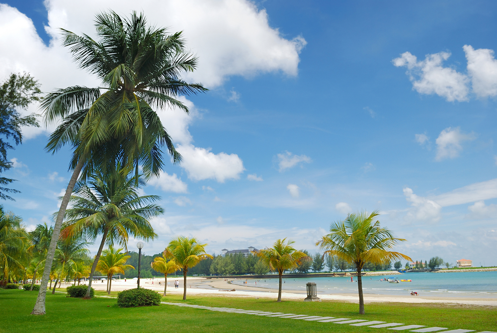 Pemandangan pantai dan air laut biru di Port Dickson semasa cuti.