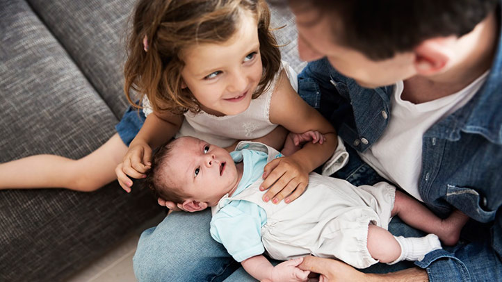 Ibu dan anak kecil bergurau mesra