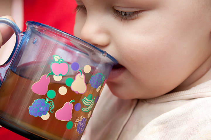 Gelas jus prune buah untuk merawat masalah sembelit pada bayi