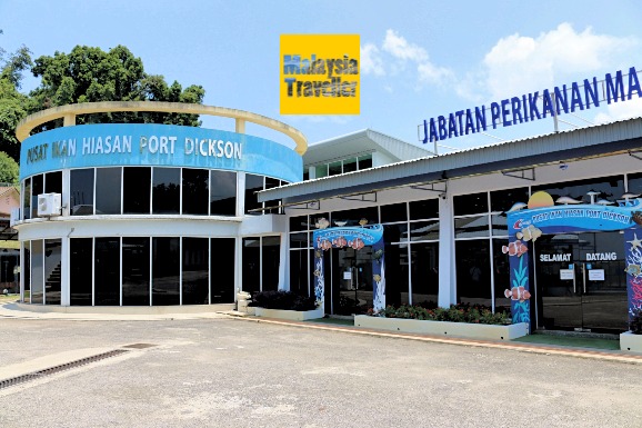 Tangki ikan hiasan di Pusat Ikan Hiasan Teluk Kemang