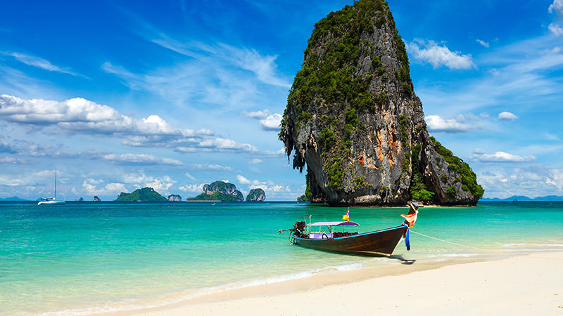 Pemandangan panorama laut Andaman berlatarkan tebing batu kapur di Pulau Krabi Thailand