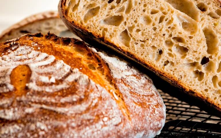 Loaf roti sourdough berkerak tebal