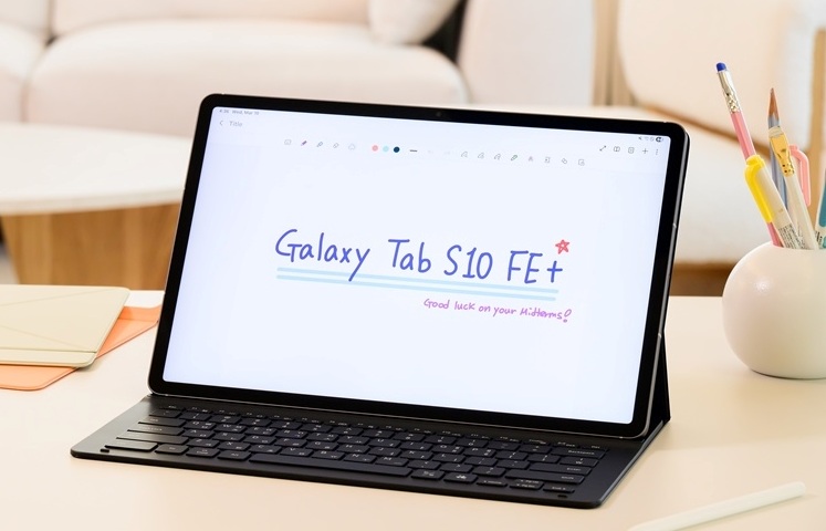 Pelajar mengambil nota digital menggunakan S Pen pada Galaxy Tab S10 FE+