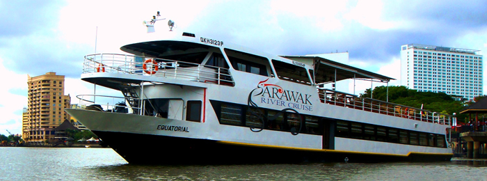 Kapal pelayaran Sarawak River Cruise di atas sungai