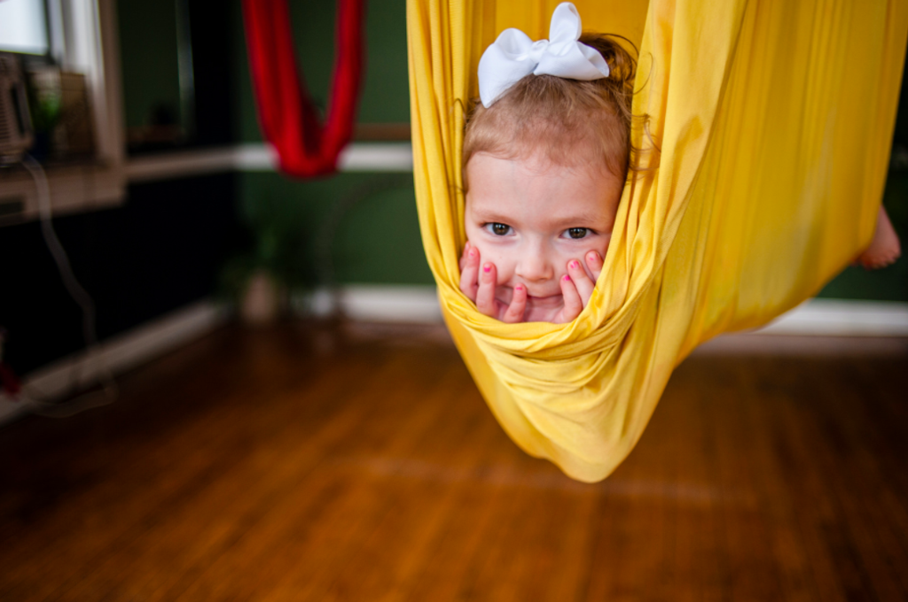 Kanak-kanak bermain melompat di atas trampolin
