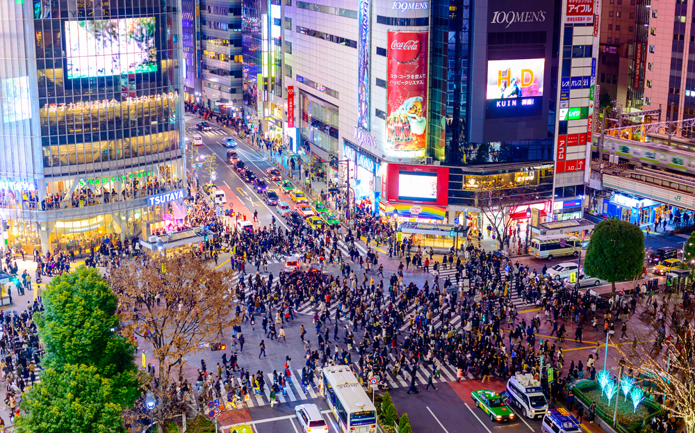 Persimpangan Shibuya yang sibuk di Tokyo