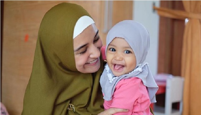 Gambar seorang anak kecil wanita yang solehah sedang berdoa