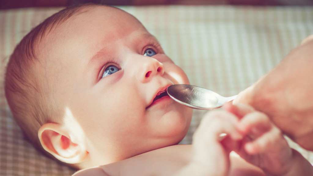 Ibu menyimpan botol gripe water berdekatan bayi yang sedang menangis