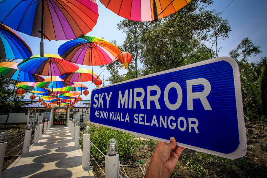 Pantai Sky Mirror dengan pantulan langit di atas air cetek