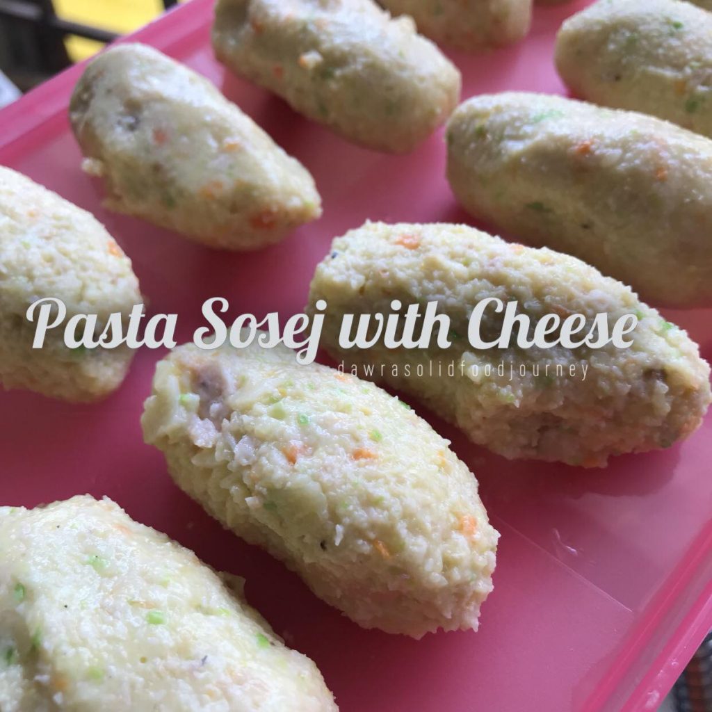 Pasta sosej dengan taburan keju