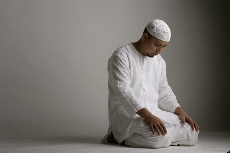 Gambar orang sedang mendirikan solat dhuha di dalam masjid pada waktu pagi.
