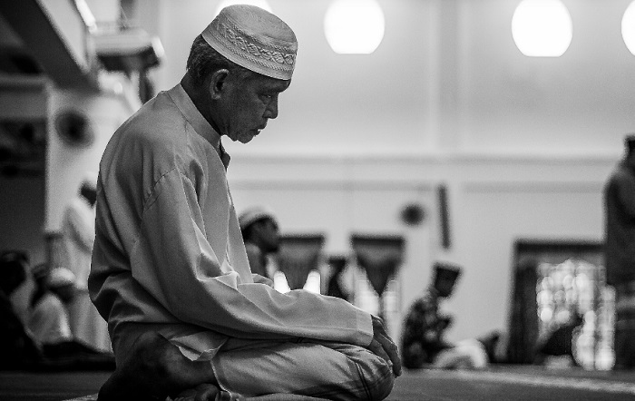 Ilustrasi seorang muslimin sedang mendirikan solat sunat hajat secara khusyuk.