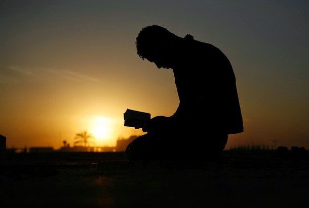Seseorang sedang menunaikan solat sunat taubat