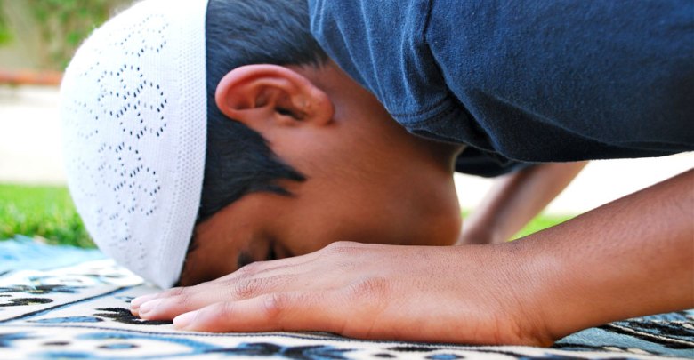 Ilustrasi seorang muslim sedang mendirikan solat taubat.