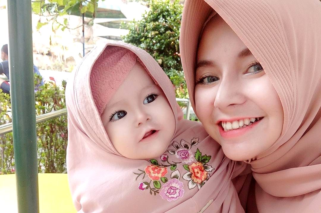 Gambar bayi perempuan sedang tidur sebagai ilustrasi cara mendidik anak cara Rasulullah.