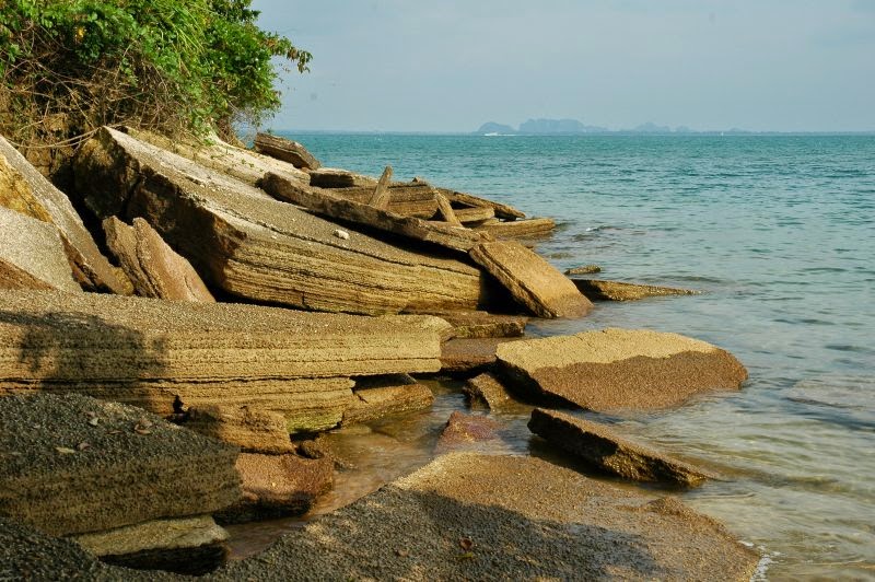 Pantai Susan Hoi dengan formasi batu fosil