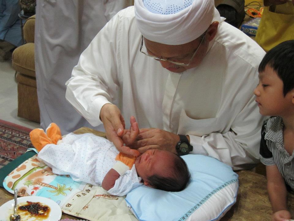 Gambar bayi yang baru lahir sedang tidur di hospital dengan selimut.