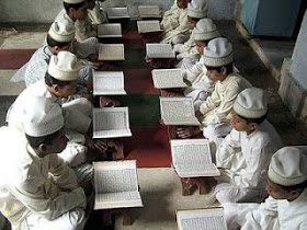 Jemaah tadarus mendengar bacaan Al Quran