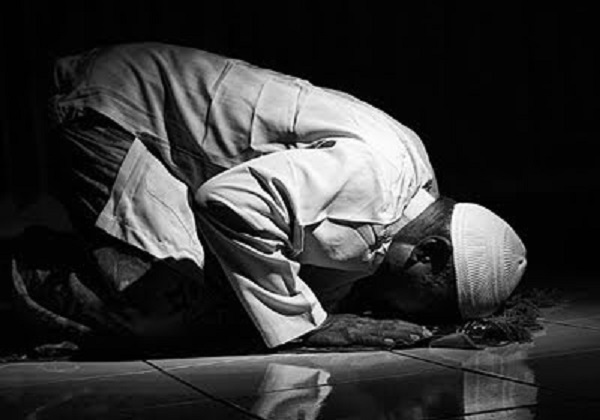 Ilustrasi orang lelaki sedang mendirikan solat sunat pada waktu malam.