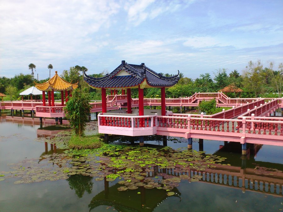 Jambatan kayu merentasi Tasik Melati di taman rekreasi