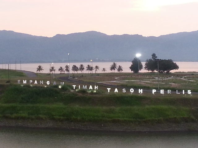 Keluasan tasik dan empangan Timah Tasoh yang biru