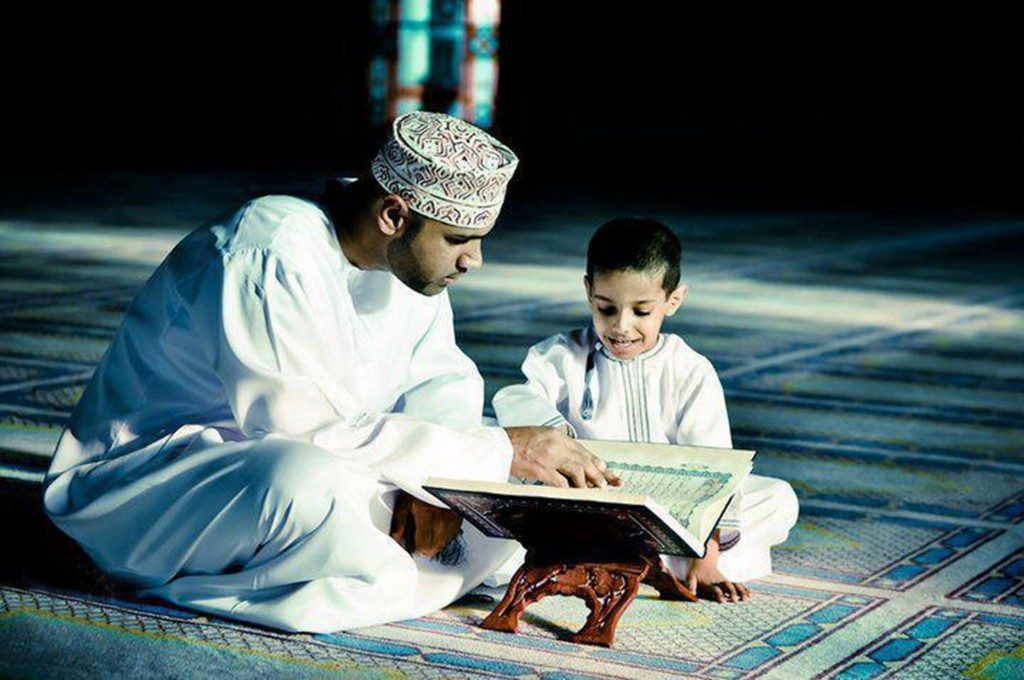 Ibu mengajar anak membaca al-Quran