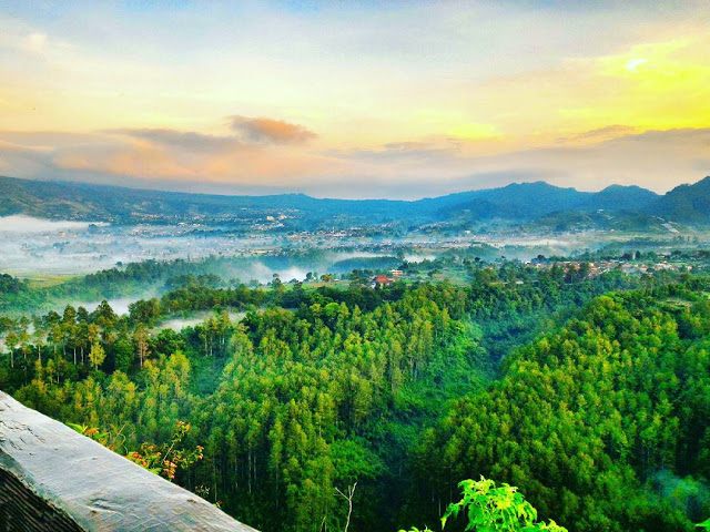 Pemandangan dari tebing di Tebing Keraton