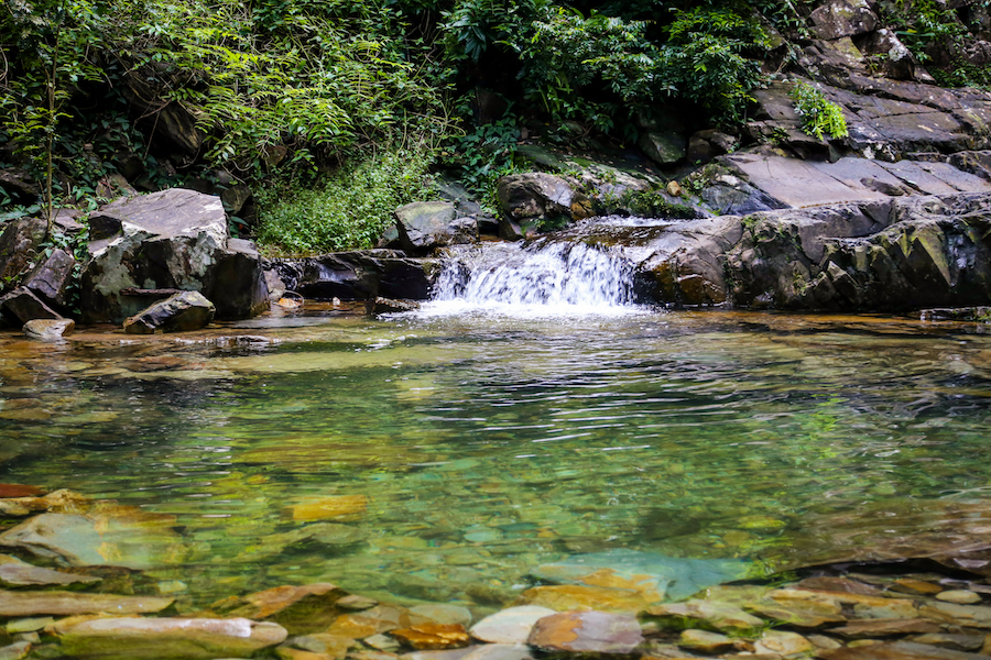 Air terjun dan batu di Air Terjun Robinson Cameron Highlands