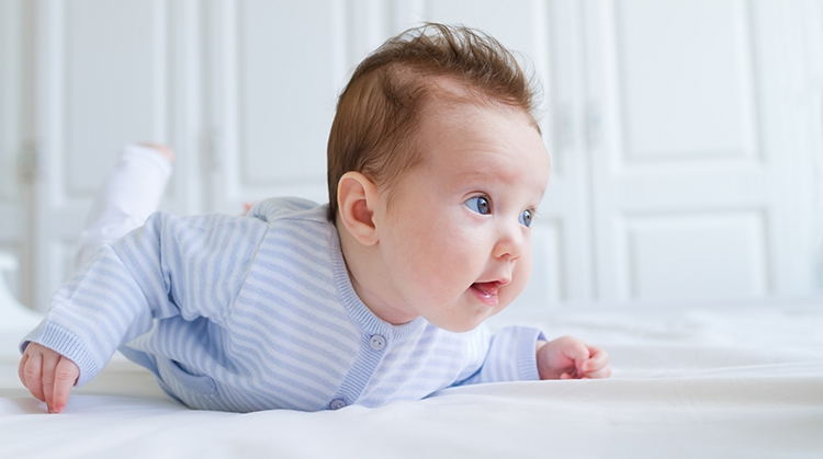 Bayi ditiarapkan di atas lantai dengan tilam lembut