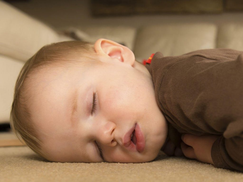 bayi tidur meniarap