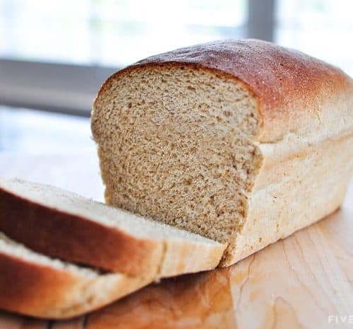 Potong roti wholemeal yang sihat di atas pinggan untuk diet