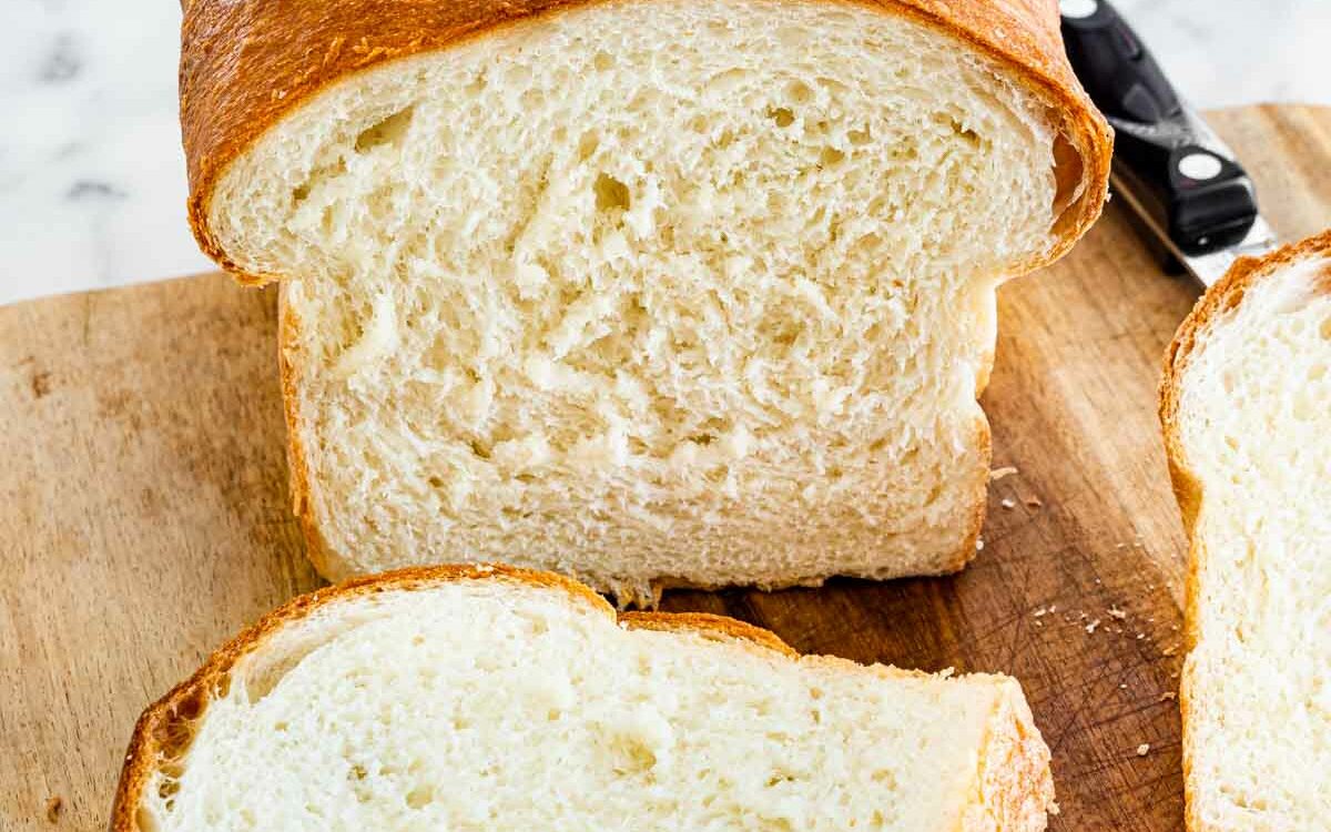 Hirisan roti putih yang lembut