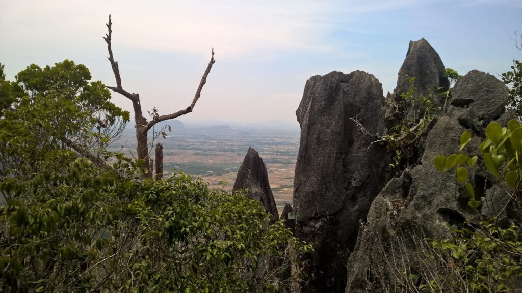 Pemandangan pintu gerbang Wang Gunung di bukit berbatu