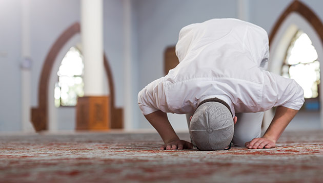 Lelaki Muslim memeluk anak kecil sebagai simbol kasih sayang dan tanggungjawab ibu bapa.