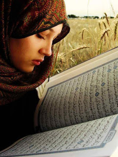Wanita berwuduk membaca Al Quran