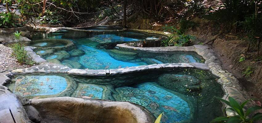 Kolam relaksasi air panas di Wareerak Hot Spring Spa