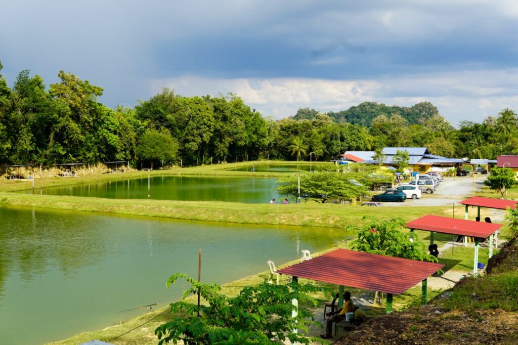 Kolam memancing A.B.E dengan orang sedang memancing