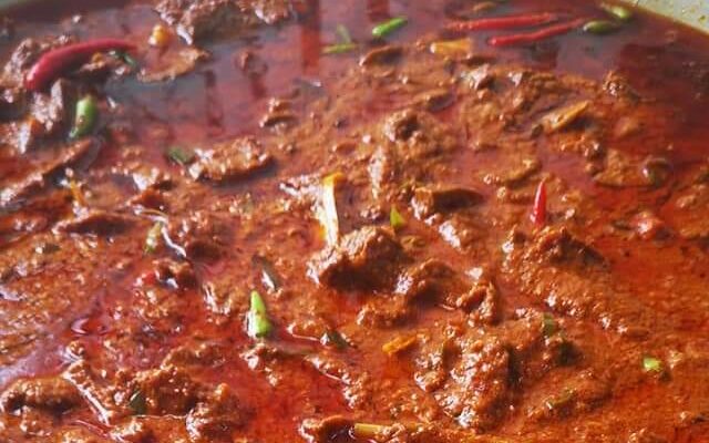 Rendang daging Mok Der yang bersaiz pekat dan sedap