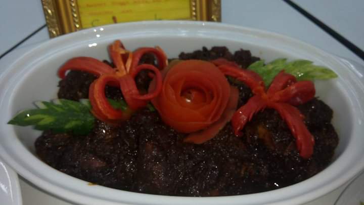 Rendang hitam manis dengan warna gelap yang menarik