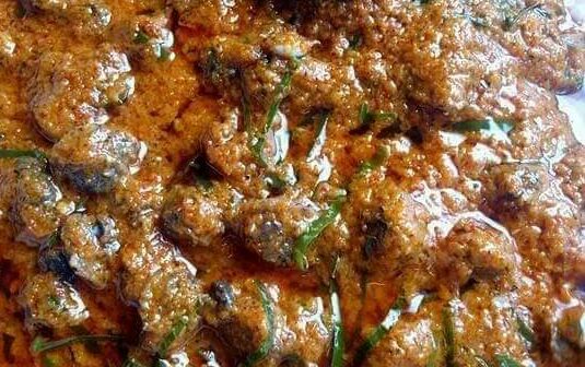 Rendang pedas kerang yang kelihatan pedas dan bersaiz